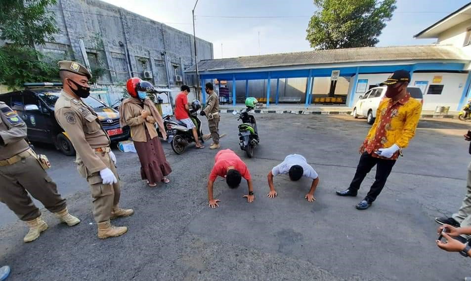 Diganjar Push Up Pelanggar PSBB di Indramayu hingga Bersihkan Terminal